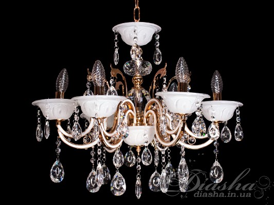 Пишність цієї люстри можна підкреслити відомою фразою: &laquo;класика завжди в моді&raquo;. І дійсно, витончені форми тут гармонійно поєднуються з унікальним перламутровим напиленням металевої конструкції і сяючою ніжністю, прозорістю і блиском кришталю. Така чудова люстра може не тільки прикрасити, але й надати благородний і багатий вигляд в будь-який інтер'єр. Це може бути розкішна спальня або вітальня, фешенебельний готель або елітний ресторан.
Неповторні люстри даної моделі з перламутровими чашами-плафонами і звичайними лампами розжарювання, &laquo;економками&raquo; або сучасними понадекономними світлодіодними лампами на патрон Е14 внесуть класичні нотки в кожен інтер'єр. А такий вигідний нюанс, як регулювання висоти підвісного ланцюга надає унікальний шанс розміщувати цю люстру в приміщеннях будь-якої висоти.&nbsp;І, до речі, подібні люстри можуть ідеально підходити не тільки до класичних, а й до сучасних інтер'єрів.