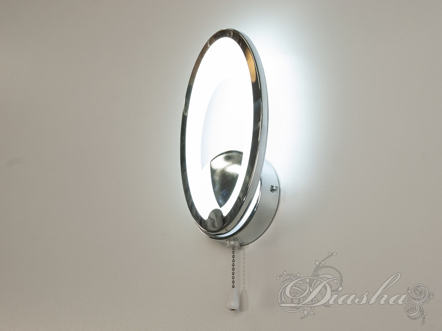 Світлодіодне бра овал на 16 Вт втілює собою гармонійне поєднання функціональності та дизайну. Його сучасна форма, яка нагадує плавні та замкнуті лінії, створює в інтер'єрі відчуття спокою та рівноваги. Акриловий абажур не тільки міцний, але й дозволяє світлу рівномірно розподілятися, створюючи м'яке та затишне освітлення, яке не втомлює очі.
Особливість брадля читання в тому, що він оснащений функцією регулювання колірної температури за допомогою вимикача, що дає можливість змінювати атмосферу простору від теплої до більш холодної, в залежності від потреби або настрою. Ця функція ідеально підходить для тих, хто цінує здатність освітлювальних приладів адаптуватися до різних сценаріїв життя: від релаксації та відпочинку до концентрації на роботі або навчанні.
Стилістично світлодіодне бра в стилі лофт пасує до різноманітних інтер'єрів, від мінімалістичних та сучасних до більш традиційних, де важливо підкреслити елегантність без перевантаження простору. Цей виріб стане прекрасним доповненням для ванної кімнати, коридору або навіть вітальні, де його чисті лінії та приємне світло додадуть інтер'єру легкості та сучасного шарму.
Таке бра на стіну лед може виступати в якості самостійного освітлювального пристрою або ж використовуватися як доповнення до центральної люстри в одному стилістичному рішенні.
Таке бра лофт може стати основним акцентом у дизайні простору, не відволікаючи при цьому уваги від інших елементів декору. Його простота та елегантність роблять його ідеальним вибором для тих, хто шукає освітлення, яке було б одночасно сучасним і нестаріючим.