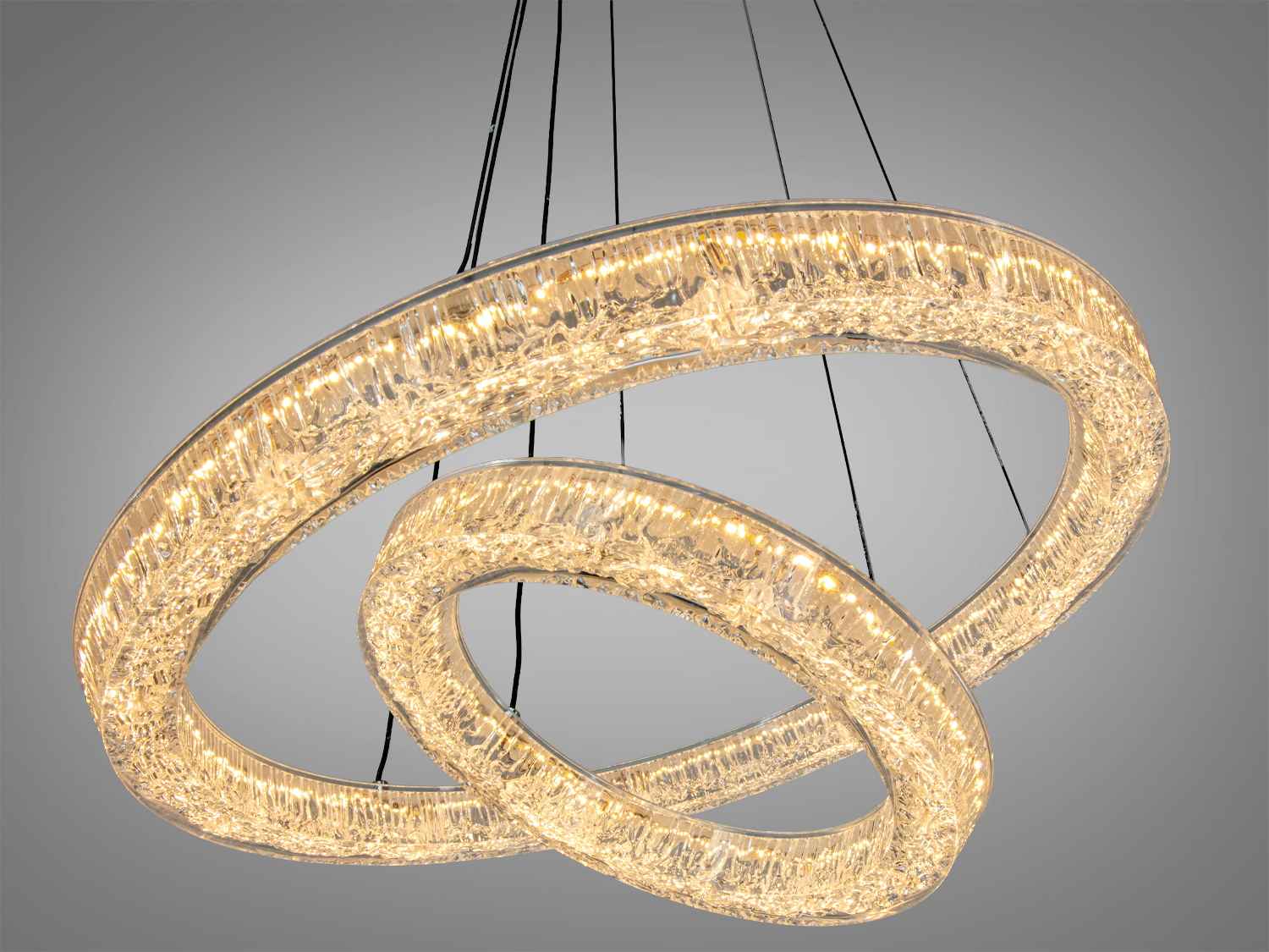 Сучасна люстра з двома кільцями, що світяться. Матеріал — акрил, підходить для вітальні.