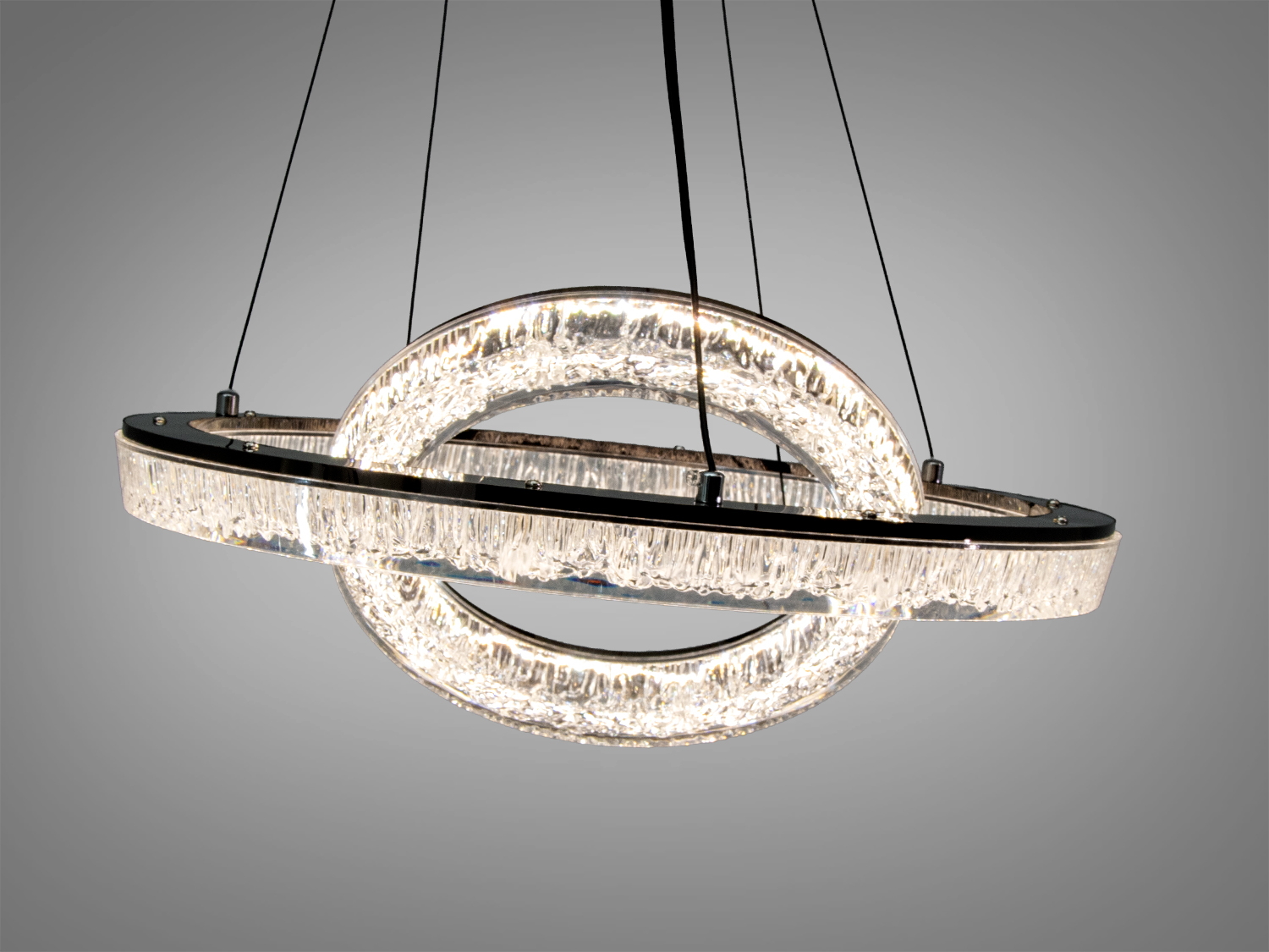 Підвісний світильник з прозорими кільцями, що підвішені на тонких дротах. Відмінно підходить для просторих приміщень.