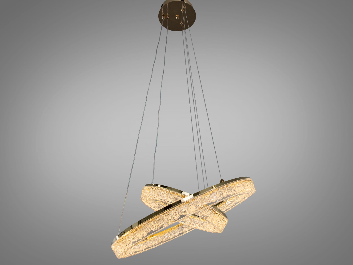 Підвісний світильник з двома золотими кільцями, що перетинаються, з теплим світлом. Підходить для сучасних інтер′єрів, кріплення на стелі.