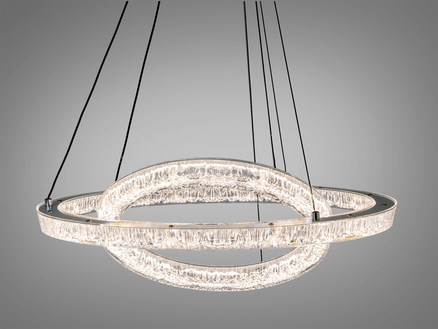 Світильник з прозорими акриловими кільцями, що перетинаються, підвішений на чорних тросах, підходить для освітлення вітальні.