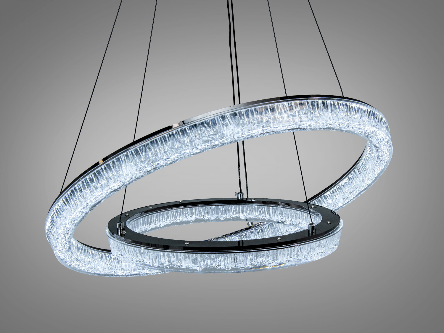 Підвісна люстра з двома кільцями, що випромінюють холодне світло, підходить для офісних приміщень.