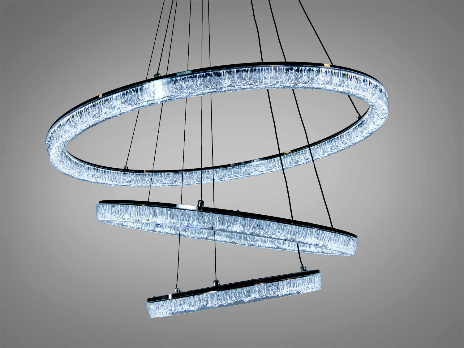 Люстра з трьома кільцями, підвісна конструкція. Холодне світло, асиметричне розташування кілець, ідеально для офісу.