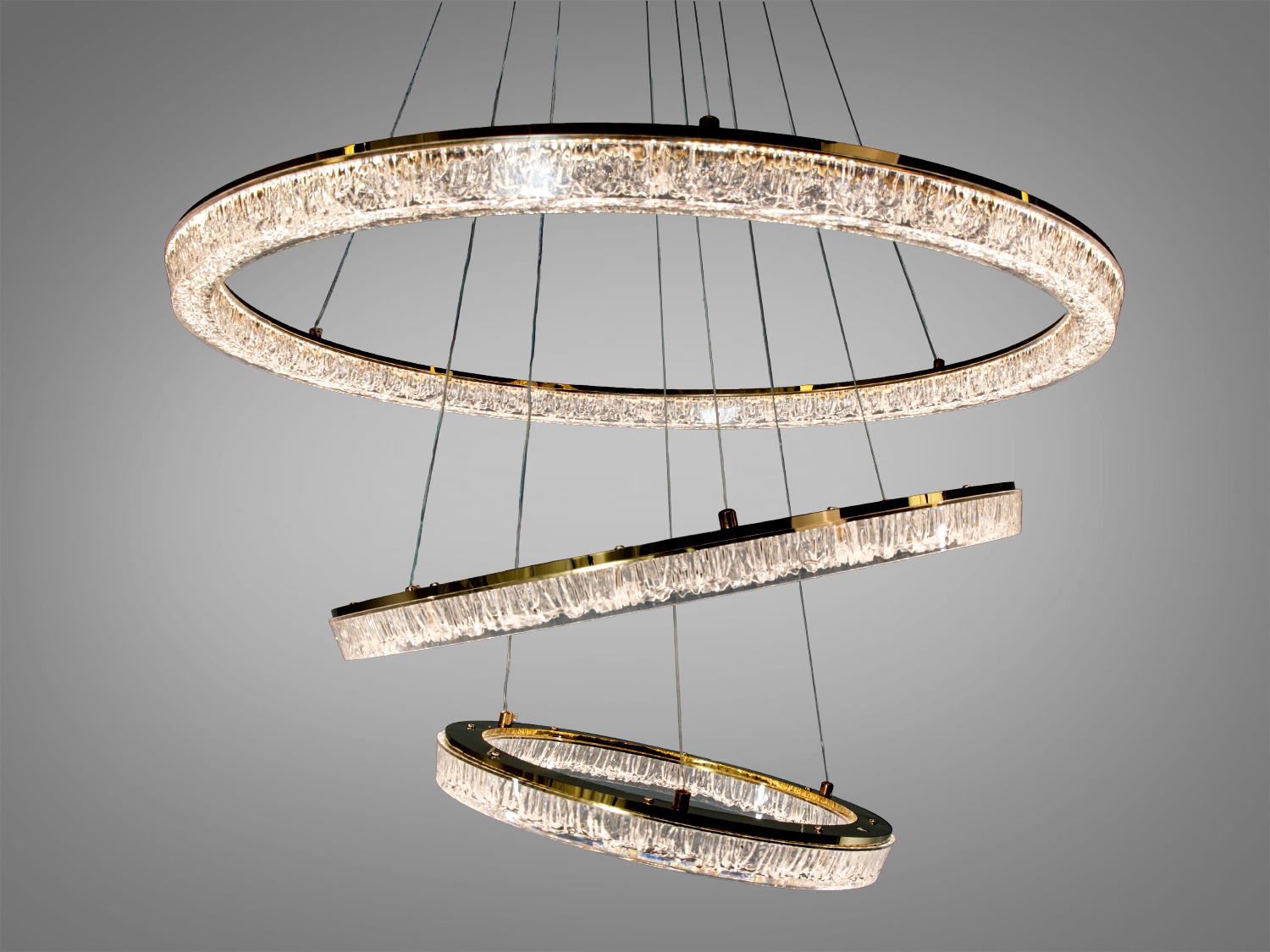 Три кільця люстри з акрилу, підвішені на тонких тросах, забезпечують рівномірне освітлення.