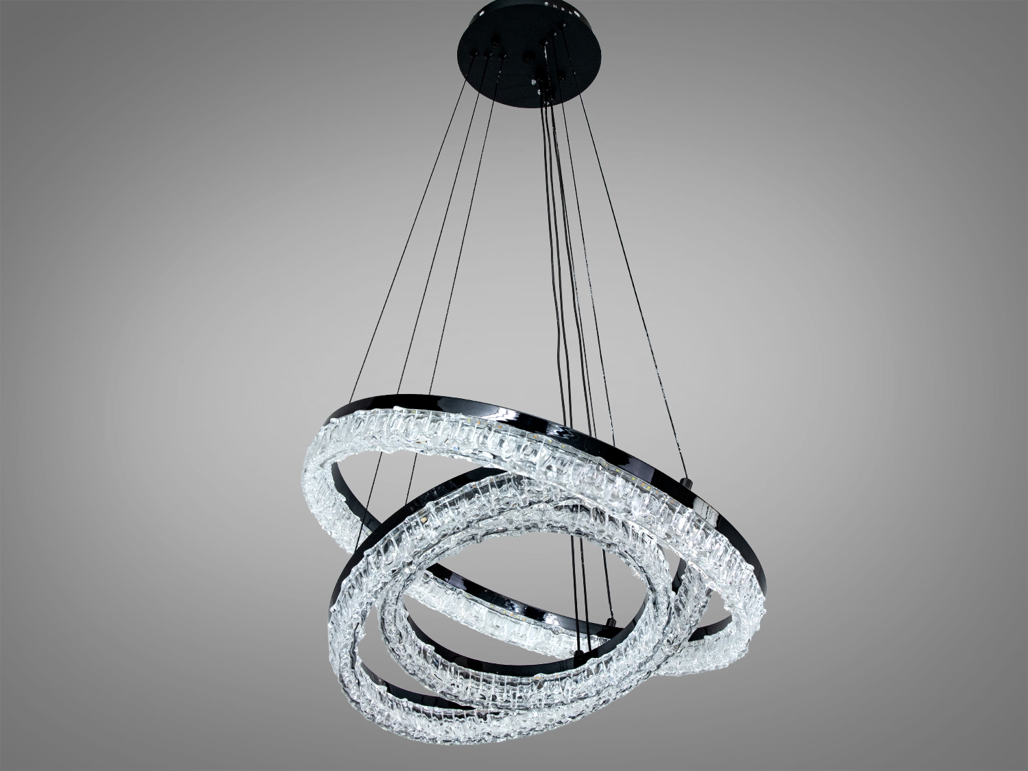 Сучасна підвісна люстра з трьома акриловими кільцями, виготовлена з прозорого акрилу, ідеальна для вітальні. Монтується до стелі.