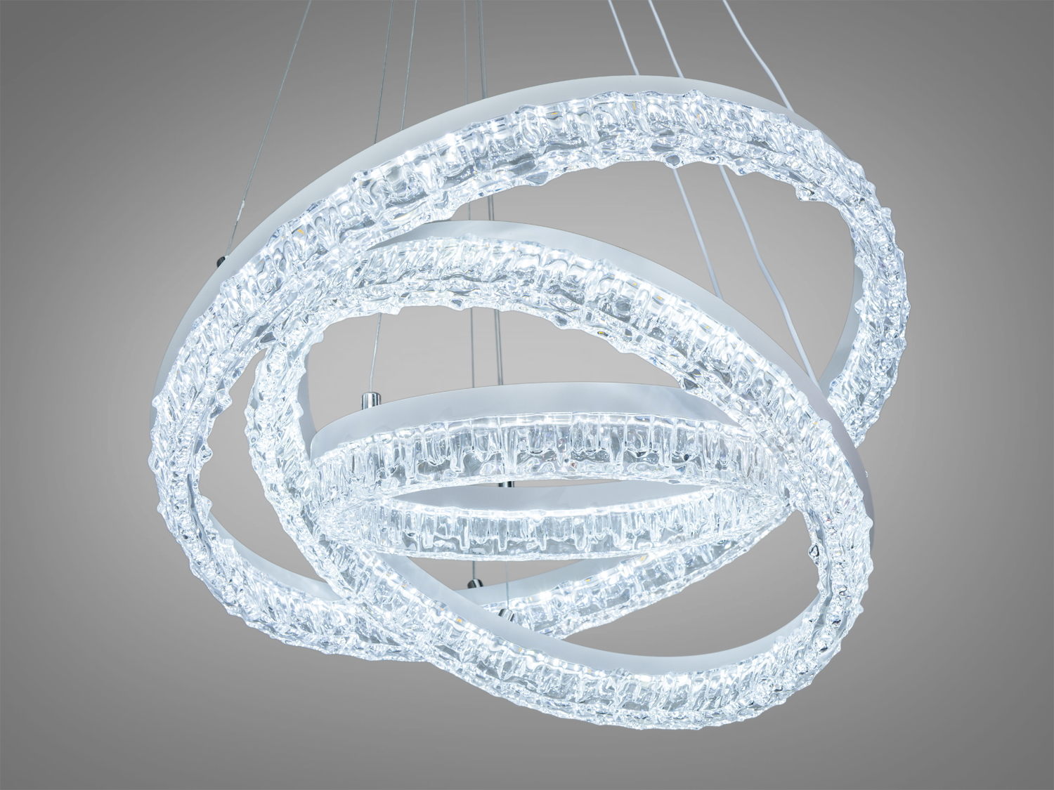 Підвісний світильник з трьома кільцями, виготовленими з прозорого акрилу, що створюють ефект кришталю. Підходить для сучасних інтер′єрів.