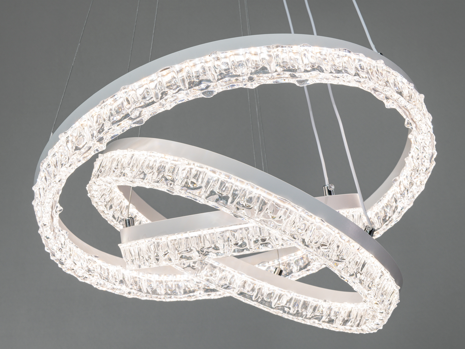 Підвісний світильник з інтегрованими LED-лампами, що підвішений на тонких тросах. Відмінно підходить для високих стель.