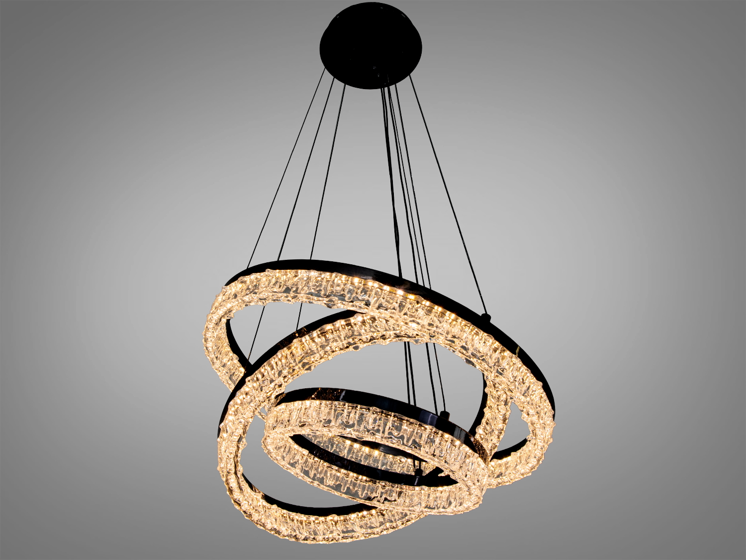 Підвісна LED люстра Diasha з трьома акриловими кільцями, 82 Вт і 4510 лм. Перемикання 3200–6500К пультом або вимикачем, регульована висота. Для кімнат до ~14 м². Колір чорний.