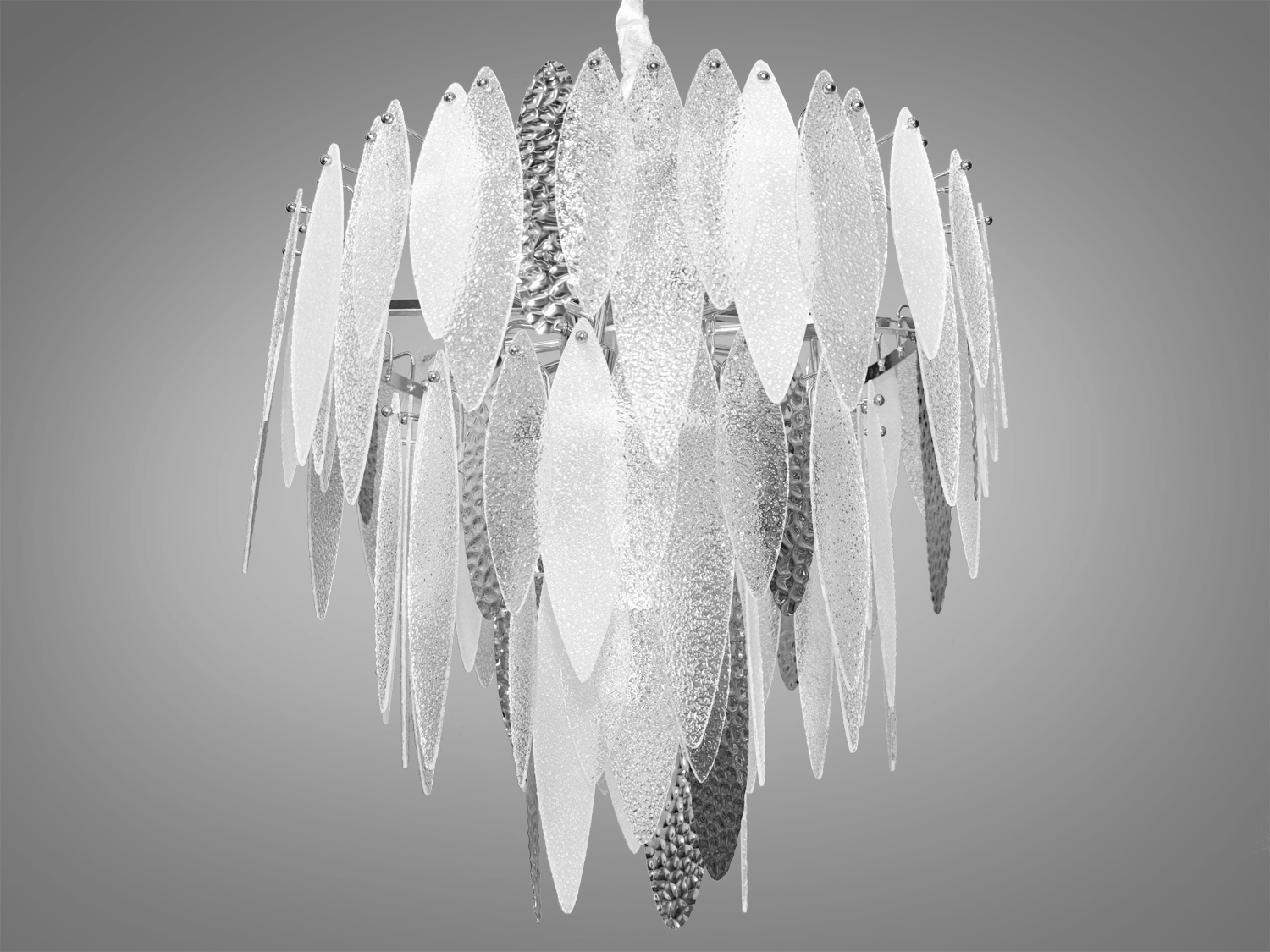 Світильник з багатошаровими скляними підвісками, що створюють ефект каскаду. Ідеальний для просторих приміщень.