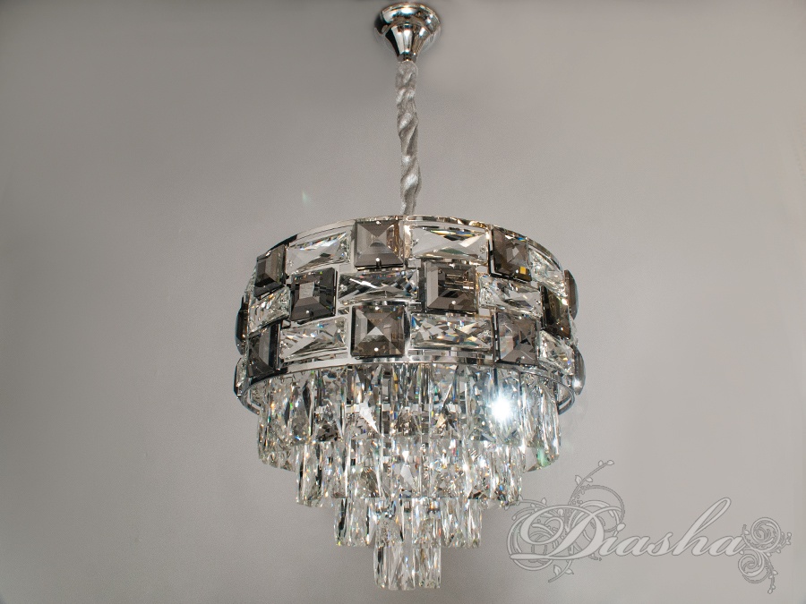 Нові ексклюзивні кришталеві люстри представлені на нашому сайті готові осяяти своїм блиском квартири українців. Ми раді представити колекцію кришталевих люстр під класичну лампу або економку, які ідеально підійдуть для невеликих кімнат, і навіть для низьких стель.
Кришталева люстра під звичайну лампочку із цоколем Е14.  Увага. Вага люстри понад 8кг.