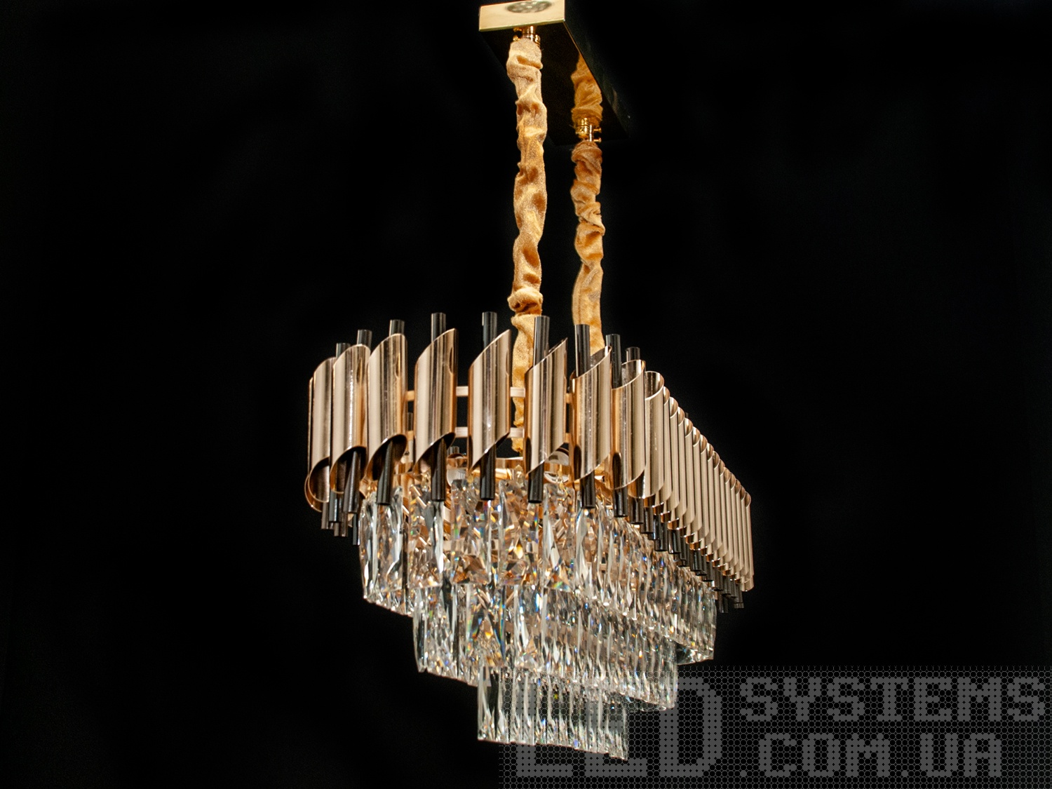 Кришталева люстра овальної форми для вітальні