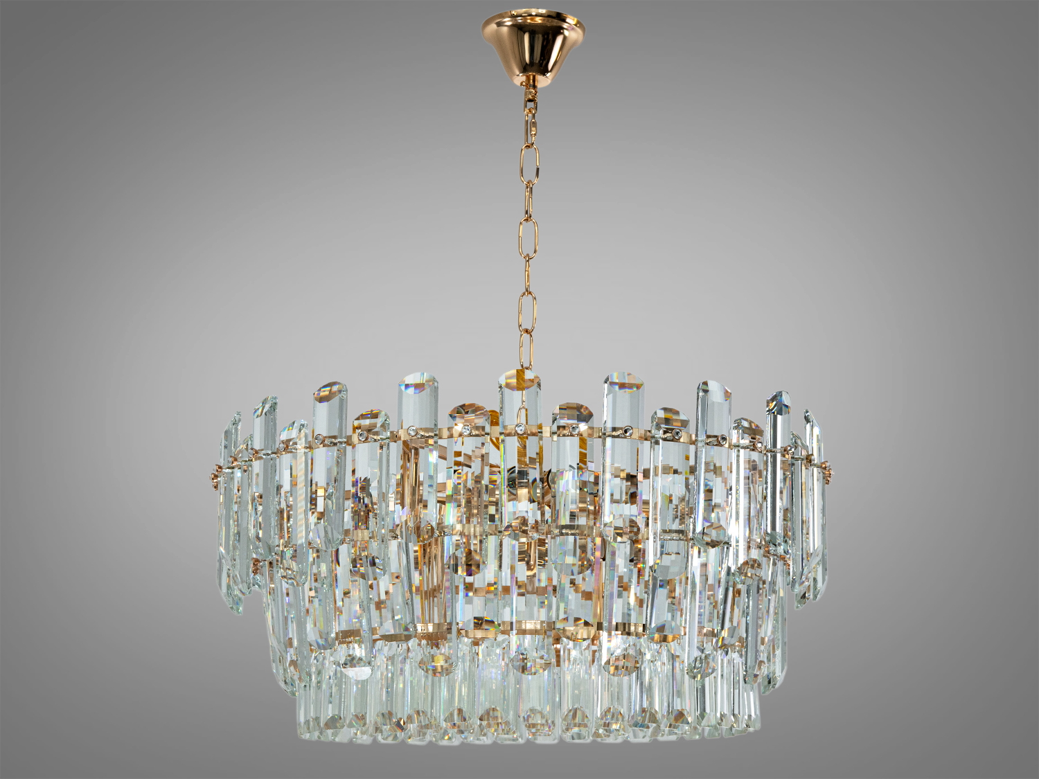 Підвісна кришталева люстра з золотистою основою. Використовується для класичних інтер′єрів.