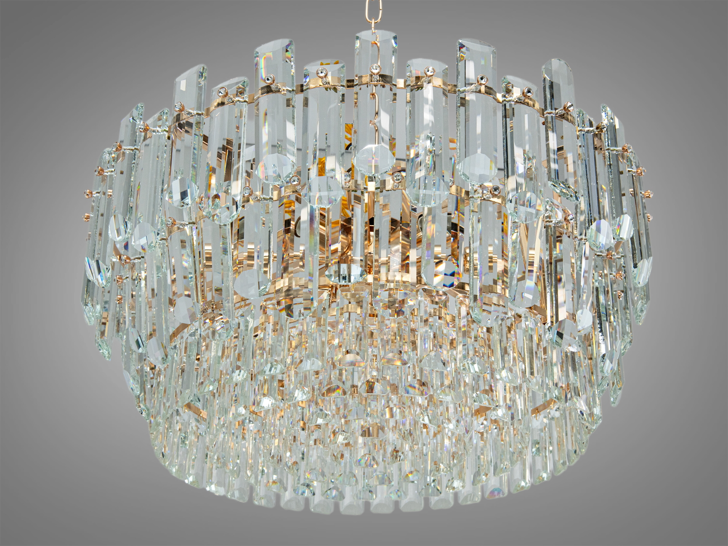 Велика кришталева люстра з вертикальними підвісками, що створюють ефект водоспаду. Ідеальна для просторих кімнат.