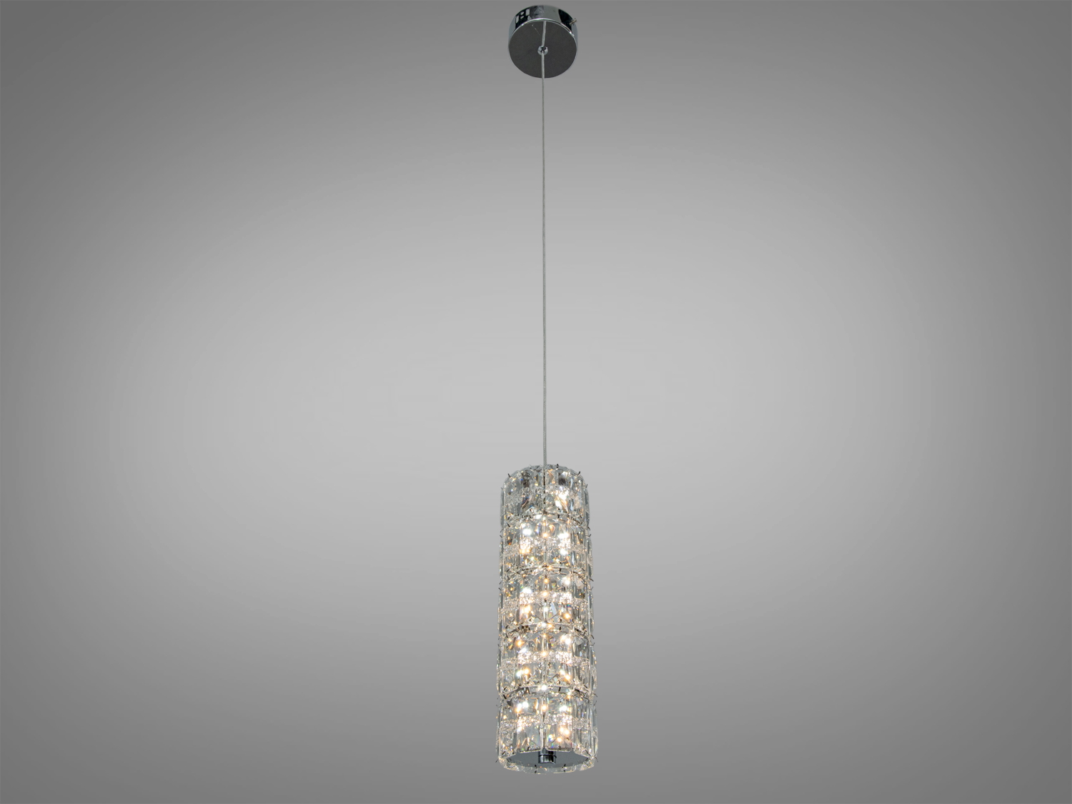 Довгий підвісний світильник з прозорими кришталевими елементами, підвішений на тонкому тросі. Підходить для сучасних інтер′єрів.