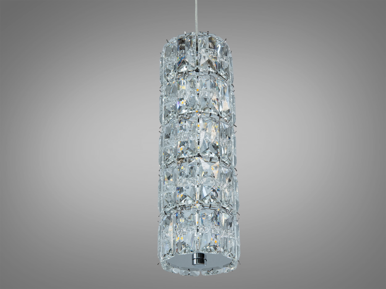 Циліндричний світильник з блискучими кришталевими граннями, що відбивають світло. Встановлюється на стелю, додаючи елегантності.