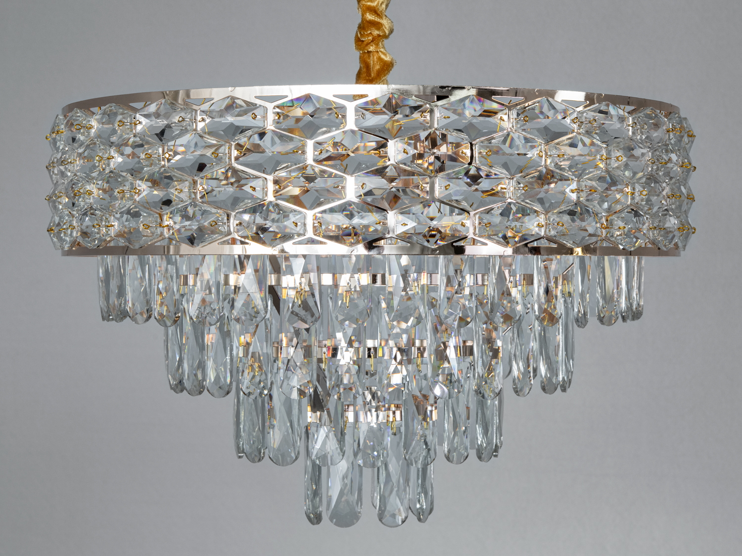 Кругла люстра з кришталевими підвісками, що створюють каскадний ефект. Підходить для класичних інтер′єрів.