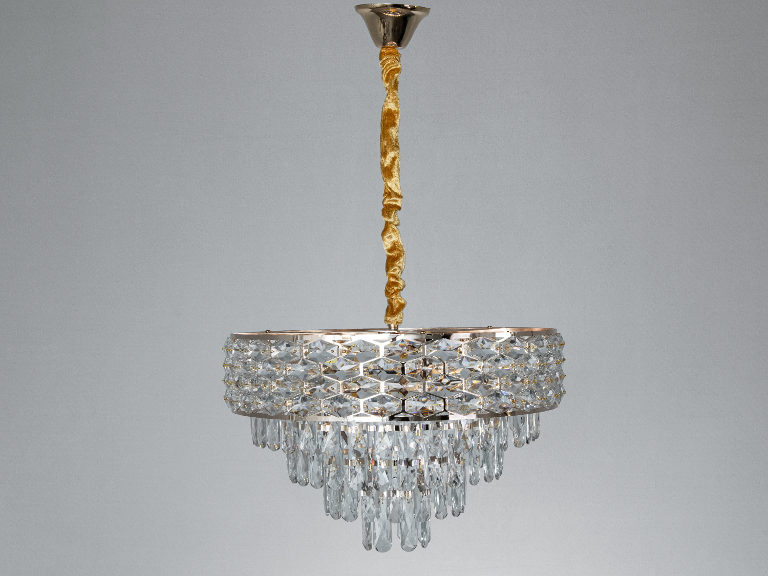 Люстра з золотистим підвісом і прозорими кришталевими елементами. Ідеальна для вишуканих інтер′єрів.