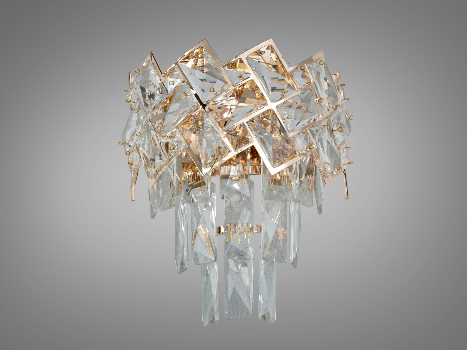 Настінний світильник із кришталевими елементами, що створюють діамантовий ефект. Призначений для класичного інтер′єру.
