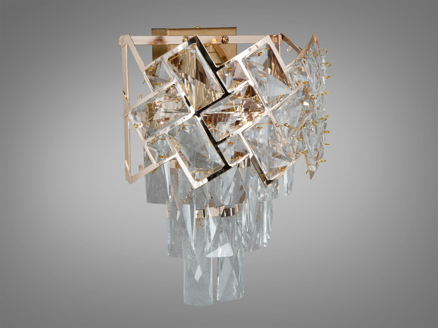 Світильник із золотистою металевою основою та кришталевими підвісками. Підходить для монтажу на стіну.