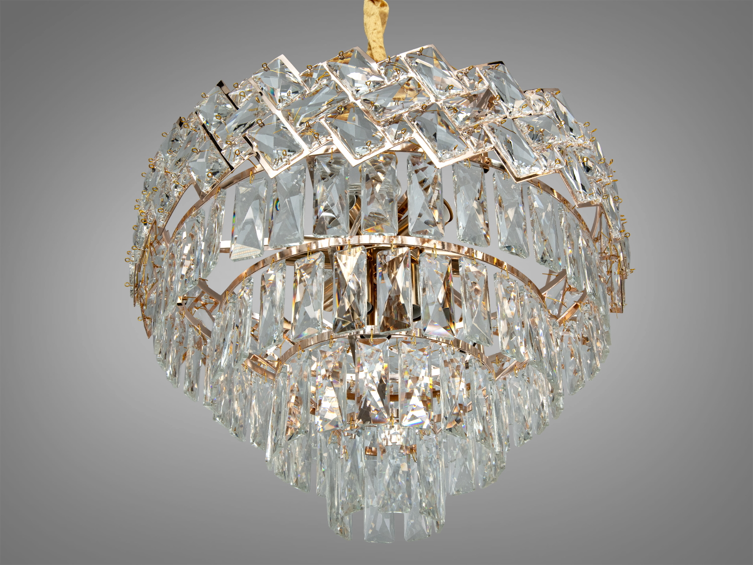 Кругла люстра з кришталевими підвісками, золотистий каркас. Ідеальна для класичних інтер′єрів, забезпечує розсіюване освітлення.