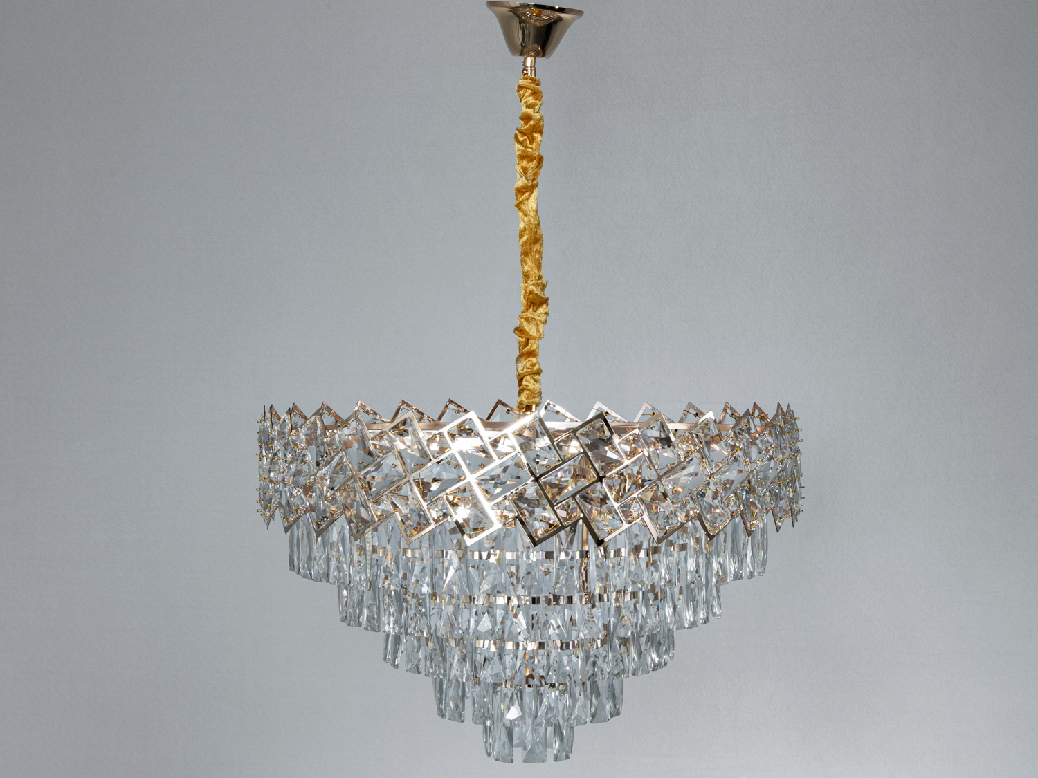 Люстра з кришталевими підвісками, класичний стиль, підвісний монтаж, акцентує увагу в інтер′єрі.