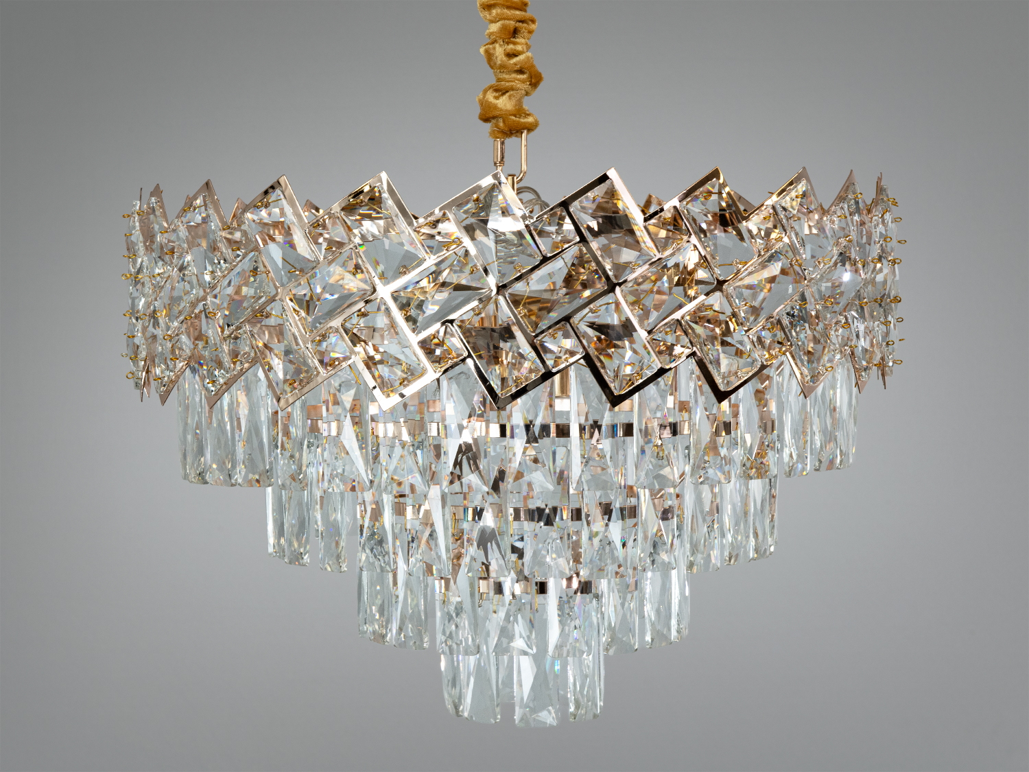 Каскадна кришталева люстра у золоті з 9 патронами E14, регульованою висотою та вагою близько 9.8 кг. Підходить для вітальні, зали, їдальні, готельних просторів.