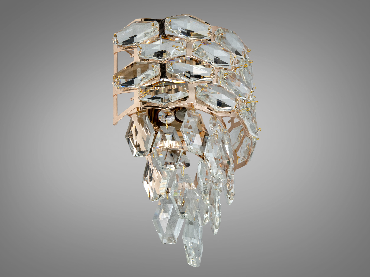 Світильник для настінного монтажу з кришталевими елементами, що відбивають світло. Каркас виконаний з металу з глянцевим покриттям.