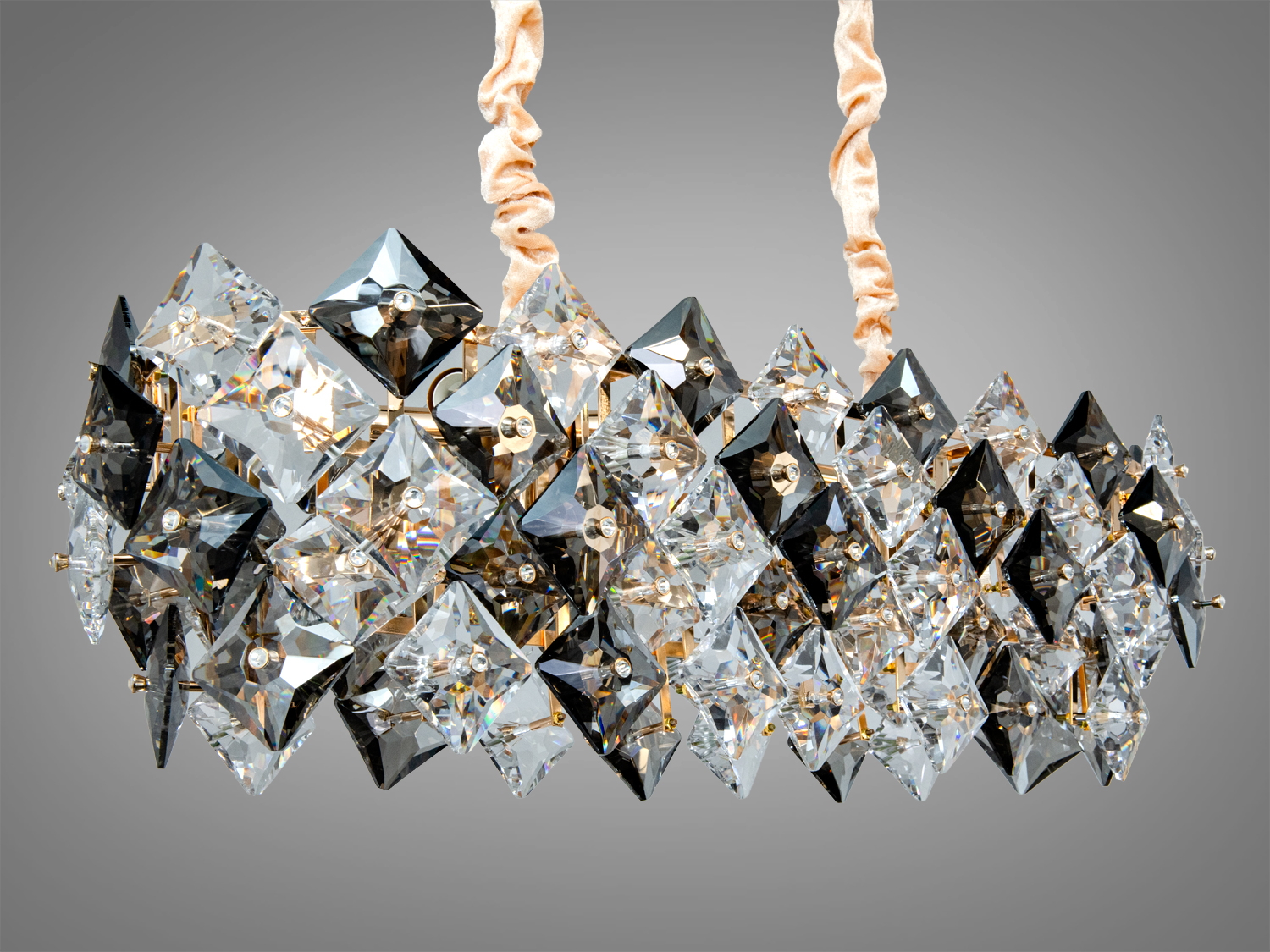 Підвісний світильник з кристалами, що переливаються, тканинний підвіс, ідеальний для елегантного декору.