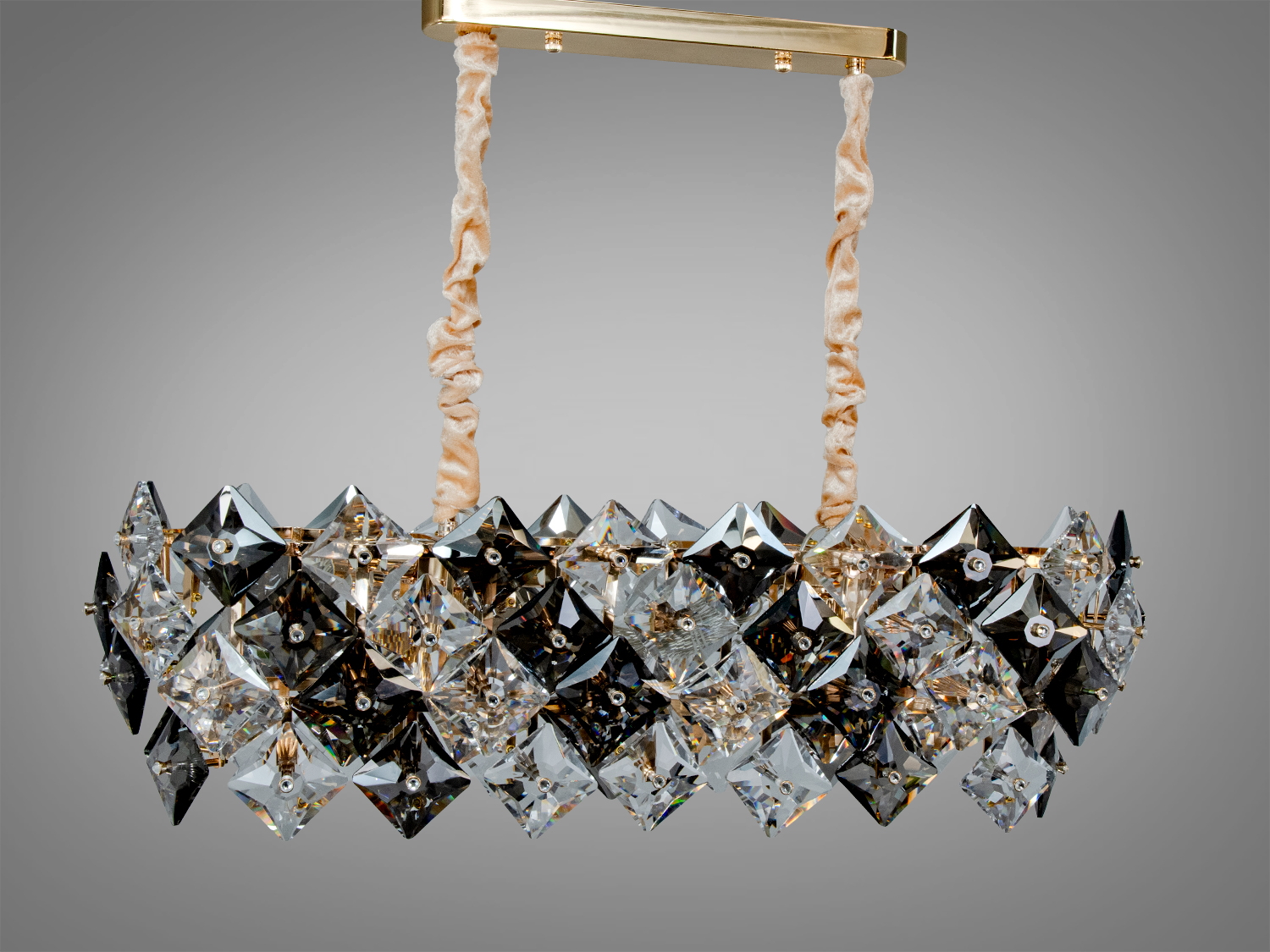 Кришталева підвісна люстра у золоті з витягнутою формою та 10 патронами E14. Кристали ромбовидної форми, тканинний підвіс, варіант для вітальні та їдальні.