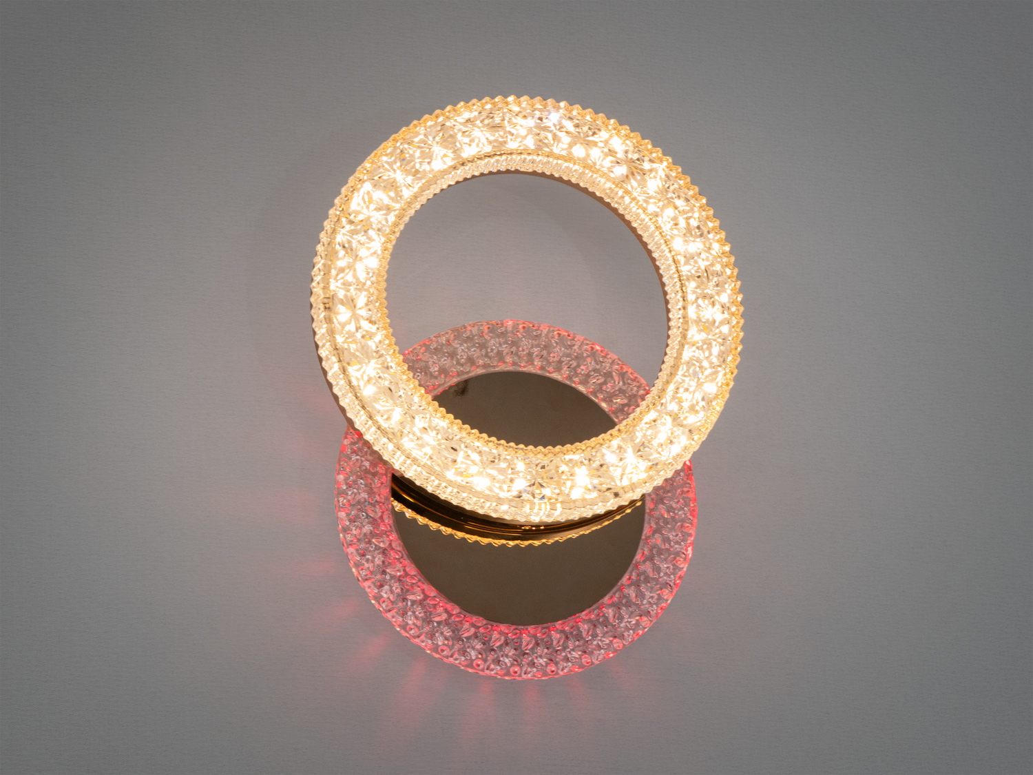 Настінний світильник у формі двох кілець з холодним білим світлом, ідеальний для мінімалістичного інтер′єру, додає елегантності.