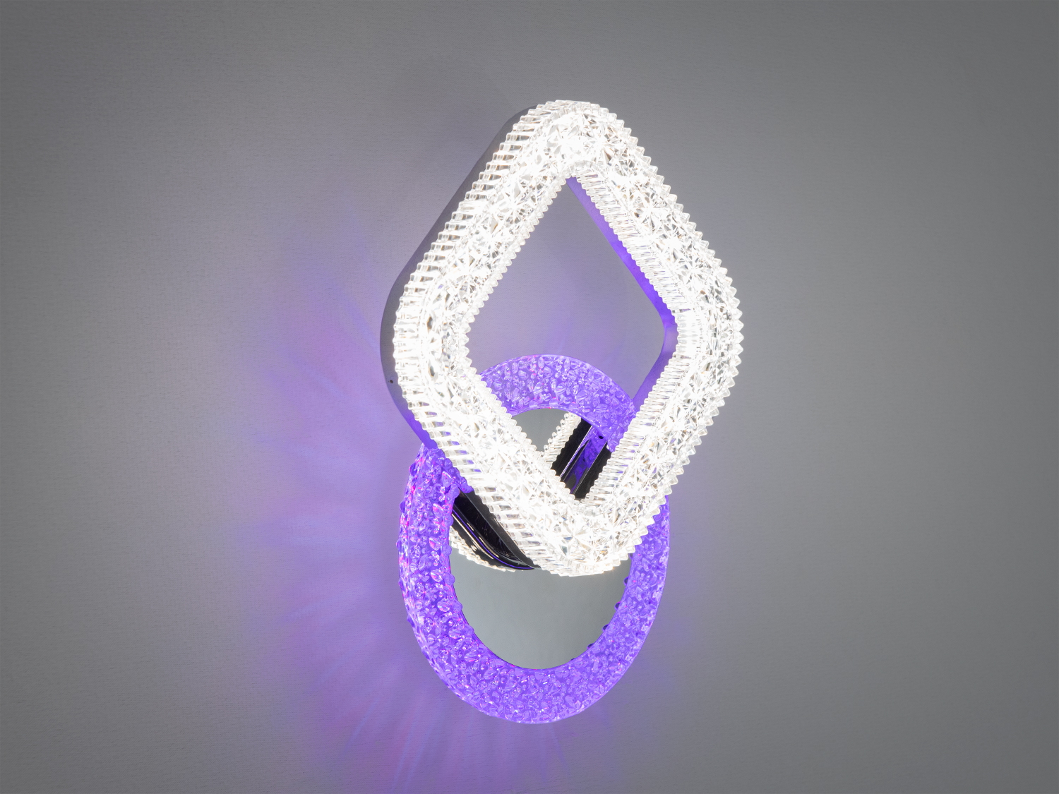 Світильник для стіни з ромбоподібним LED-каркасом, що випромінює яскраве світло. Основа з фіолетовим акцентом.