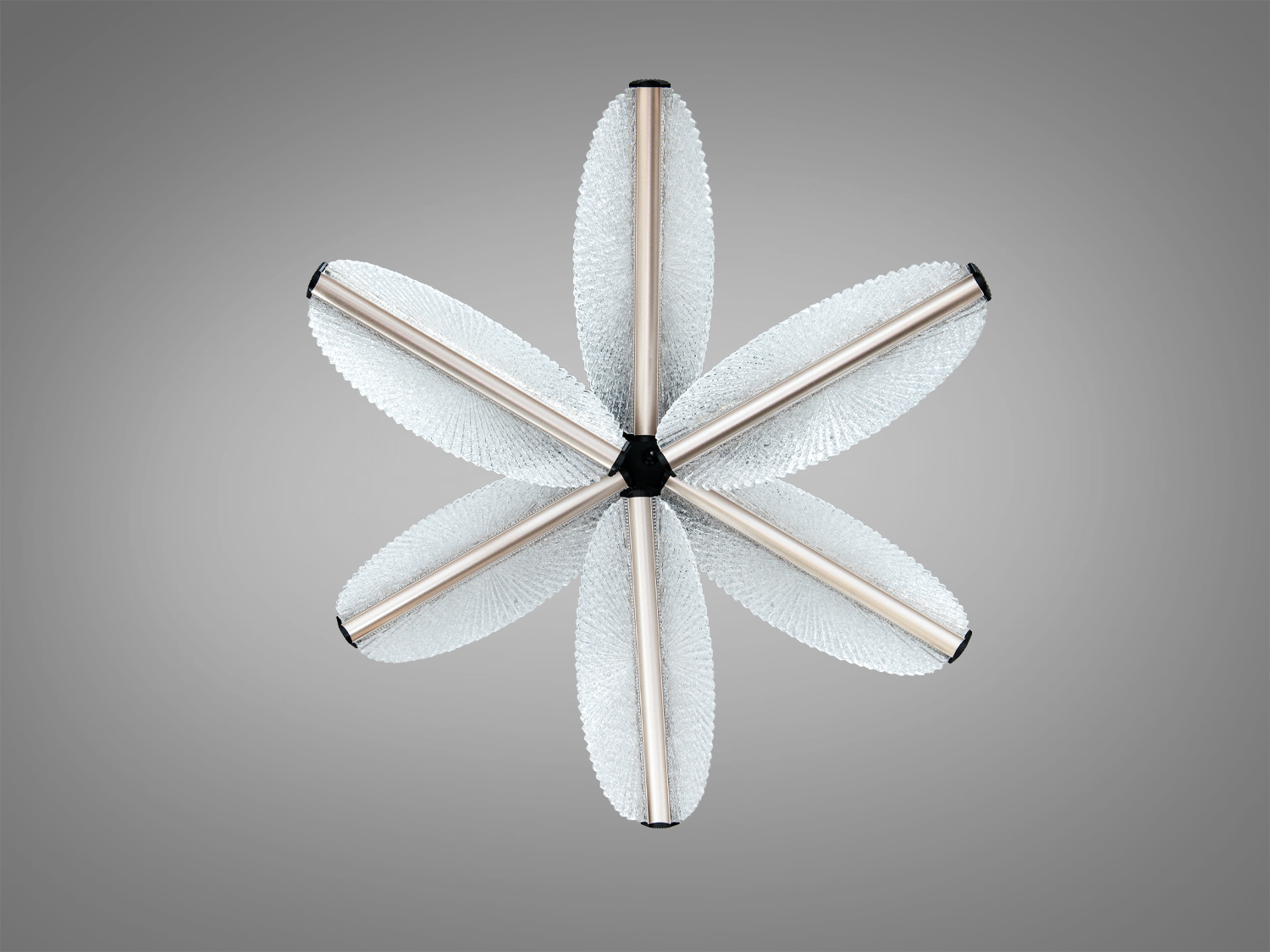 Лампа з чотирма шестикутними елементами, виконана з прозорого матеріалу, підходить для офісного простору.