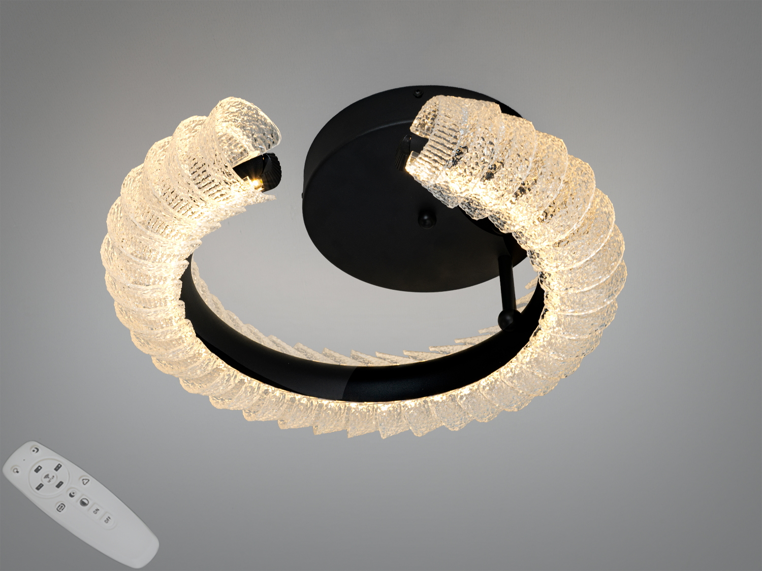 Стельовий світильник з двома овальними LED-кільцями, що регулюються пультом. Виготовлений з металу, підходить для сучасних інтер′єрів.