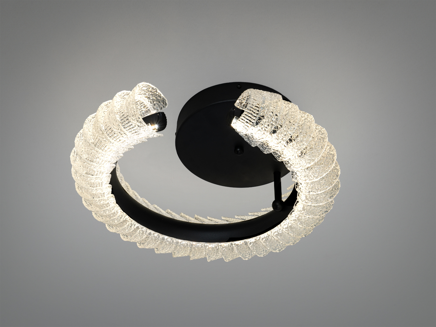 LED світильник з двома овальними кільцями, що випромінюють тепле світло. Металевий корпус, ідеальний для вітальні або спальні.