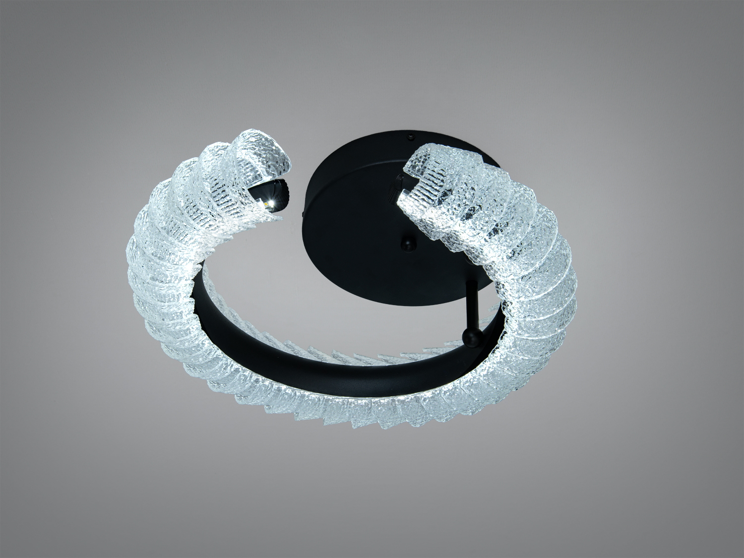 Стельовий світильник з овальними LED-кільцями, що кріпляться на металеву основу. Призначений для стельового монтажу, забезпечує рівномірне освітлення.