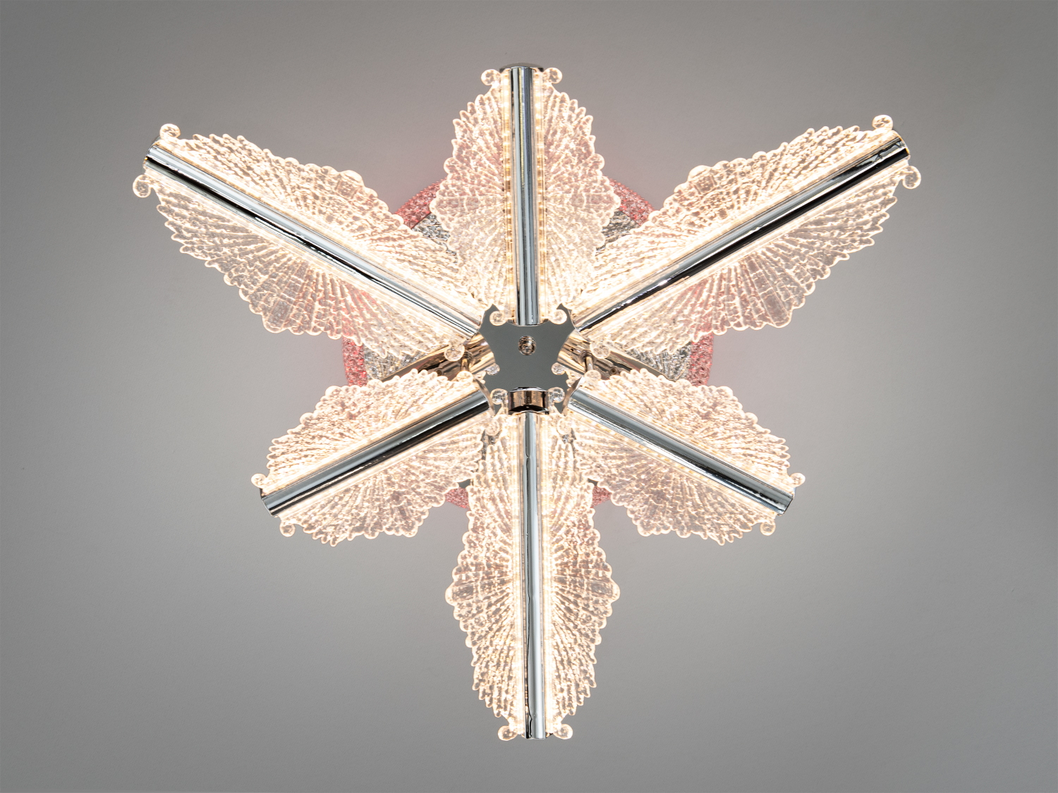 Люстра з теплим світлом, оснащена акриловими елементами, що нагадують листя, і хромованими трубками, ідеальна для вітальні.