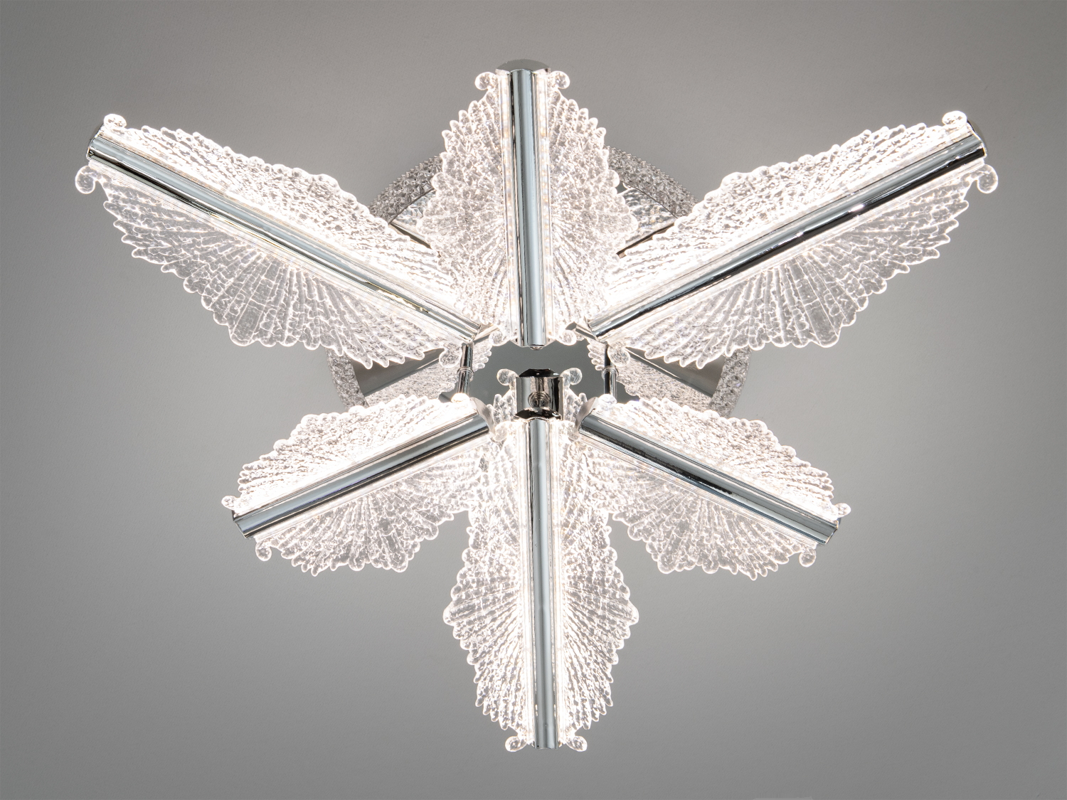 Люстра з прозорими акриловими елементами у формі листя, хромовані деталі, підходить для монтажу на стелі в спальні.