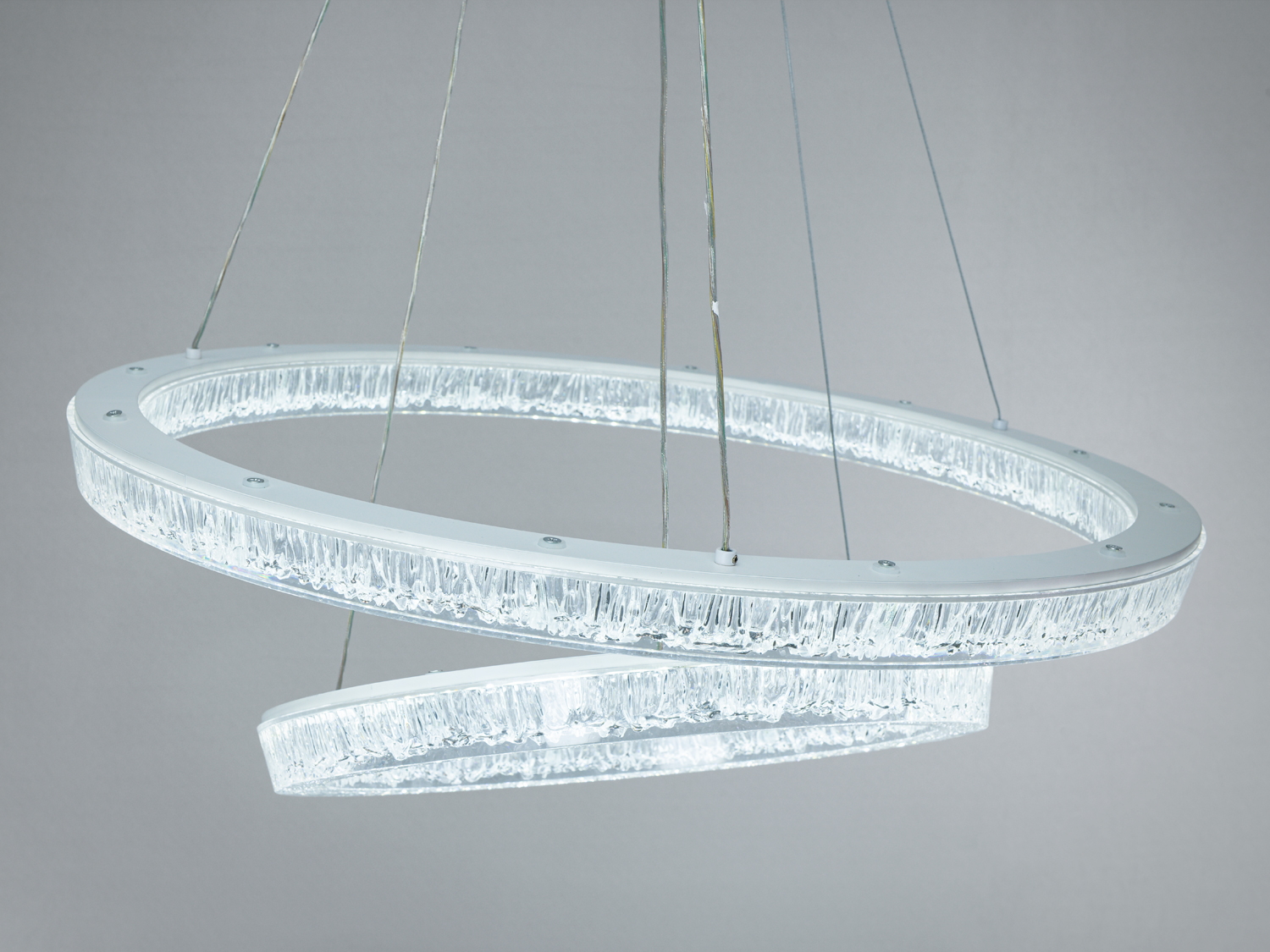 Підвісний світильник з прозорими акриловими кільцями, які створюють вишуканий ефект. Ідеальний для стильних приміщень.