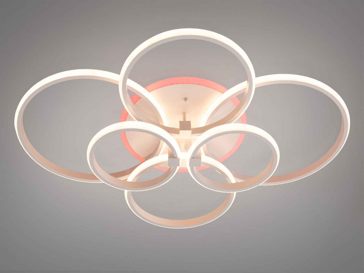 Стельовий світильник з чотирма LED-кільцями, червоне підсвічування. Ідеальний для мінімалістичного дизайну.