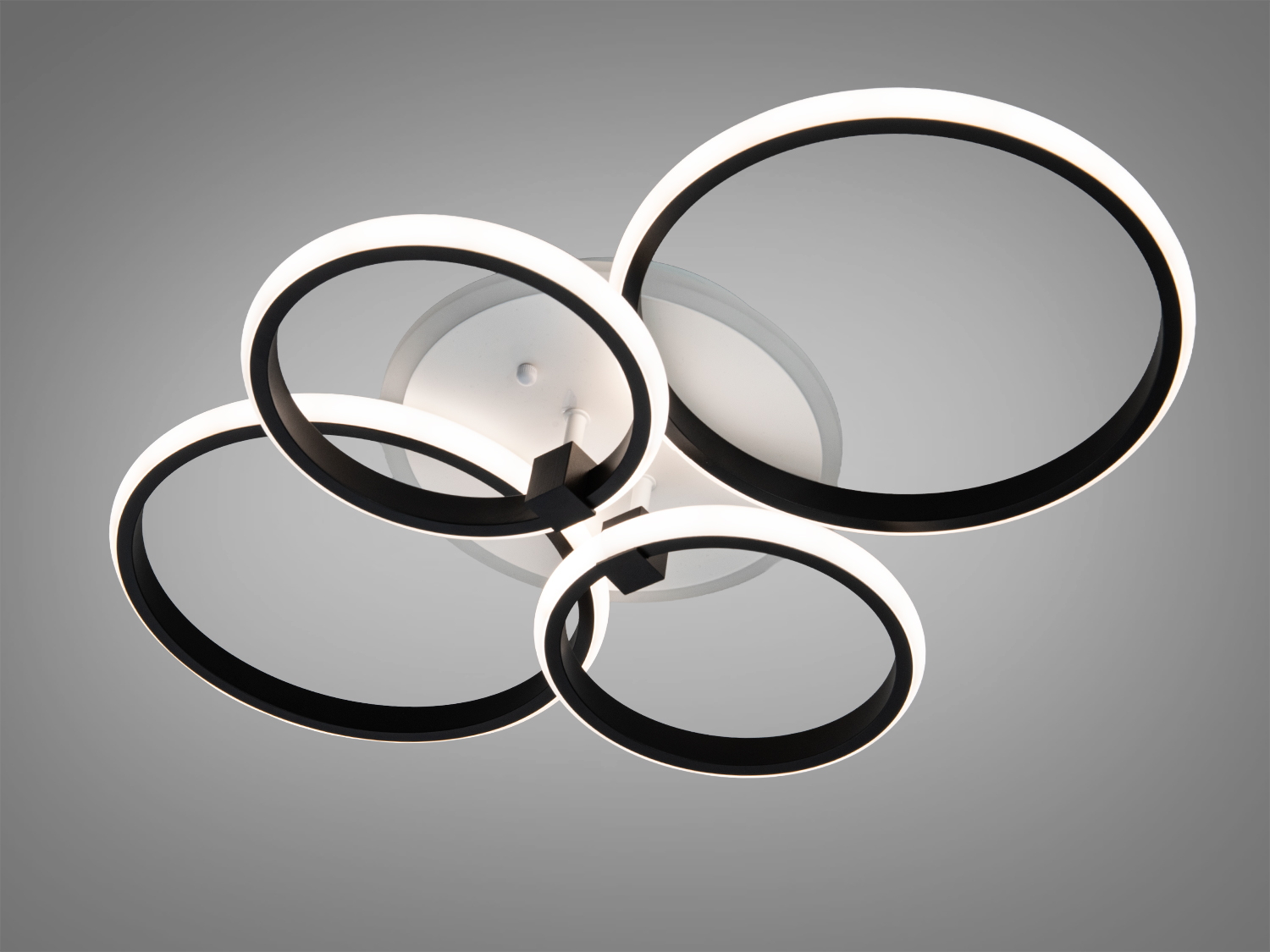 Стельовий світильник з чотирма LED-кільцями, біле світло. Підходить для офісних приміщень.