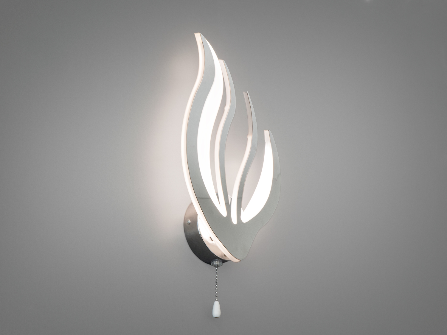 Металевий настінний світильник у вигляді полум′я з LED підсвіткою, оснащений ланцюжком для зручного ввімкнення. Ідеальний для сучасних просторів.