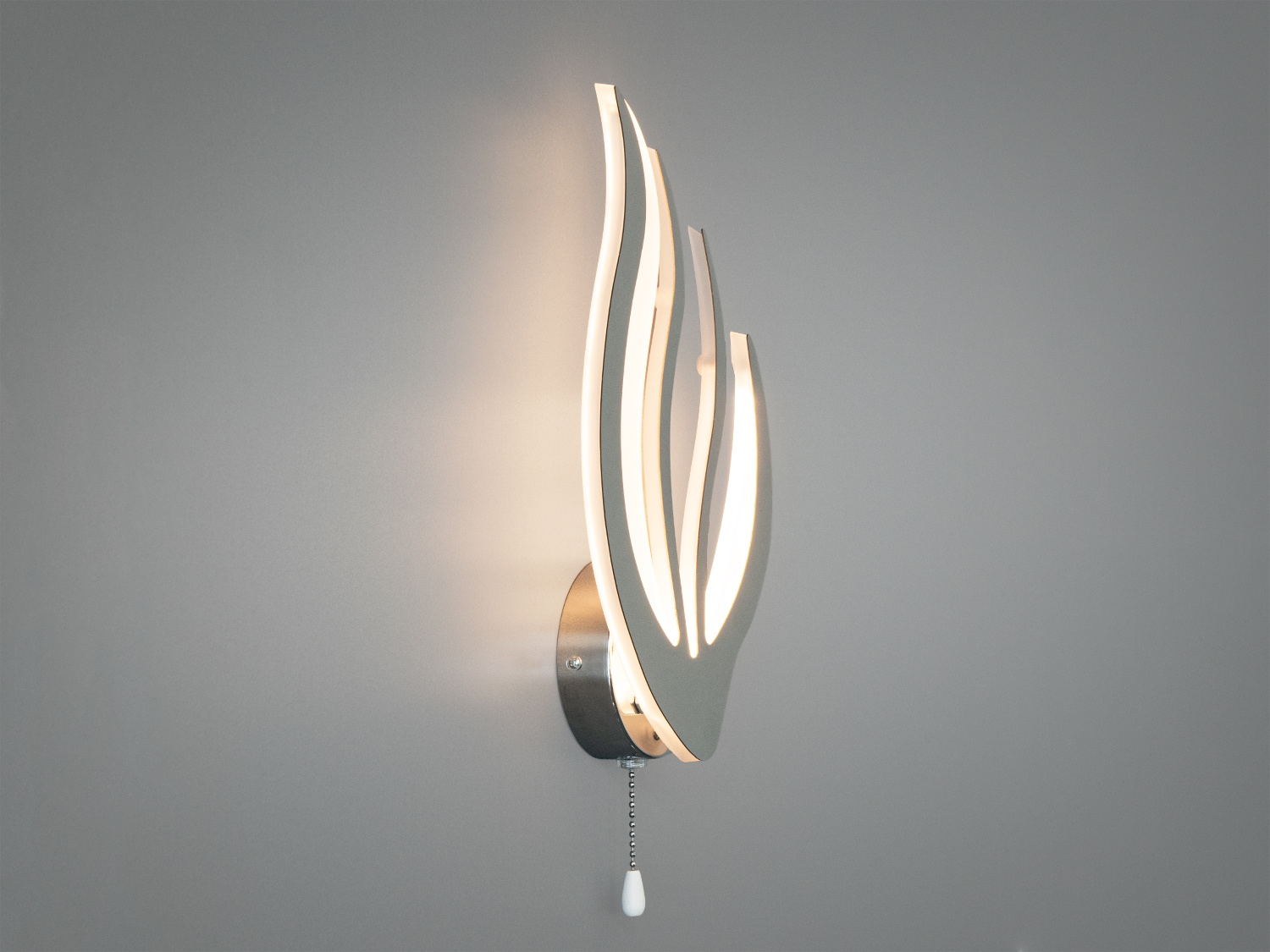 Стильний настінний світильник у формі полум′я, виготовлений з металу, з LED підсвіткою та ланцюжком для ввімкнення. Підходить для сучасного дизайну.