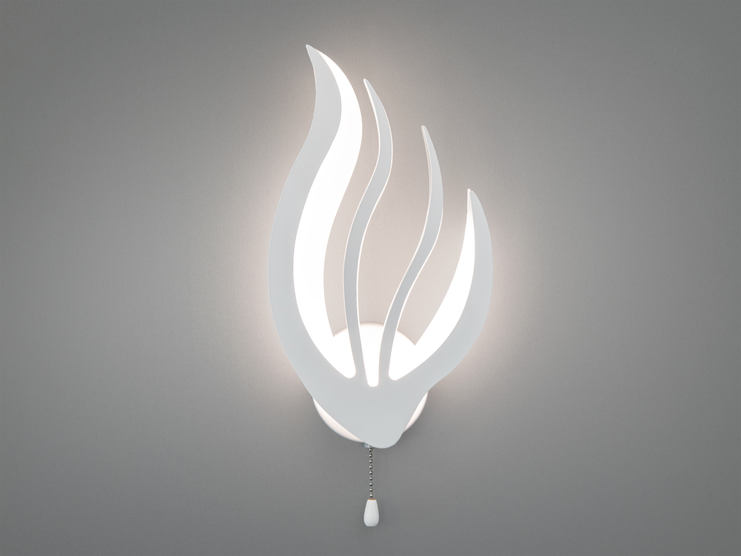 Настінний світильник у формі полум′я з білим корпусом, нейтральне світло, шнурок для увімкнення, підходить для сучасних інтер′єрів.