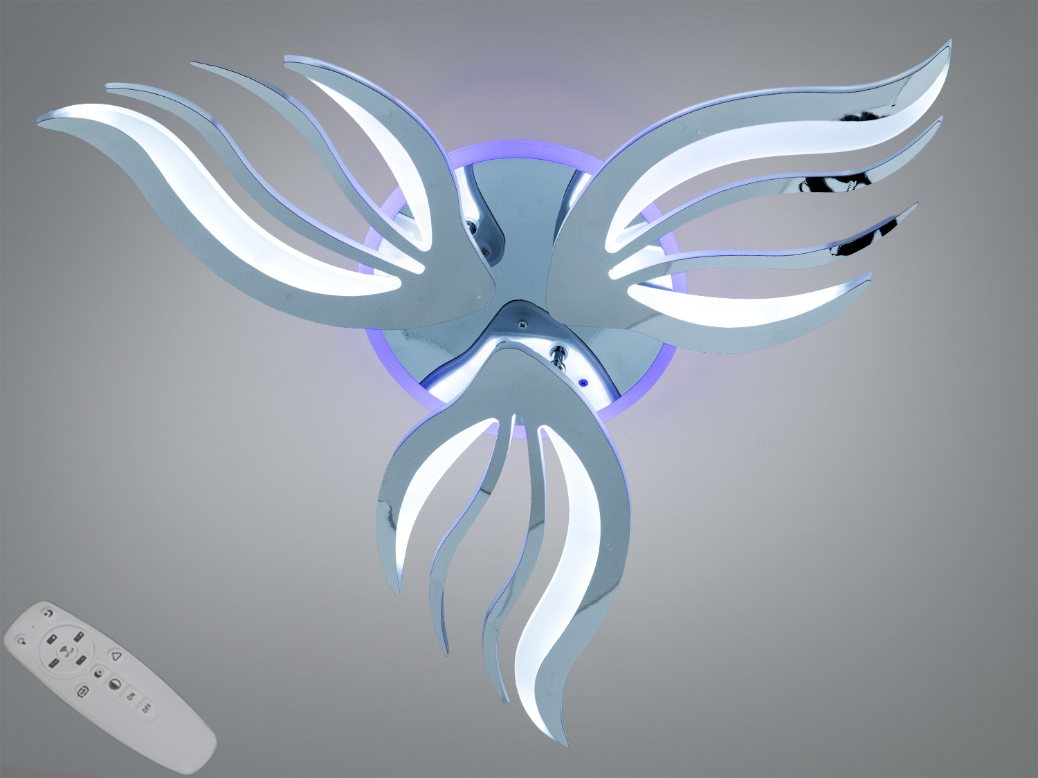 Настінний світильник з хвилястими елементами, що нагадують крила. Оснащений дистанційним управлінням для зручного використання.