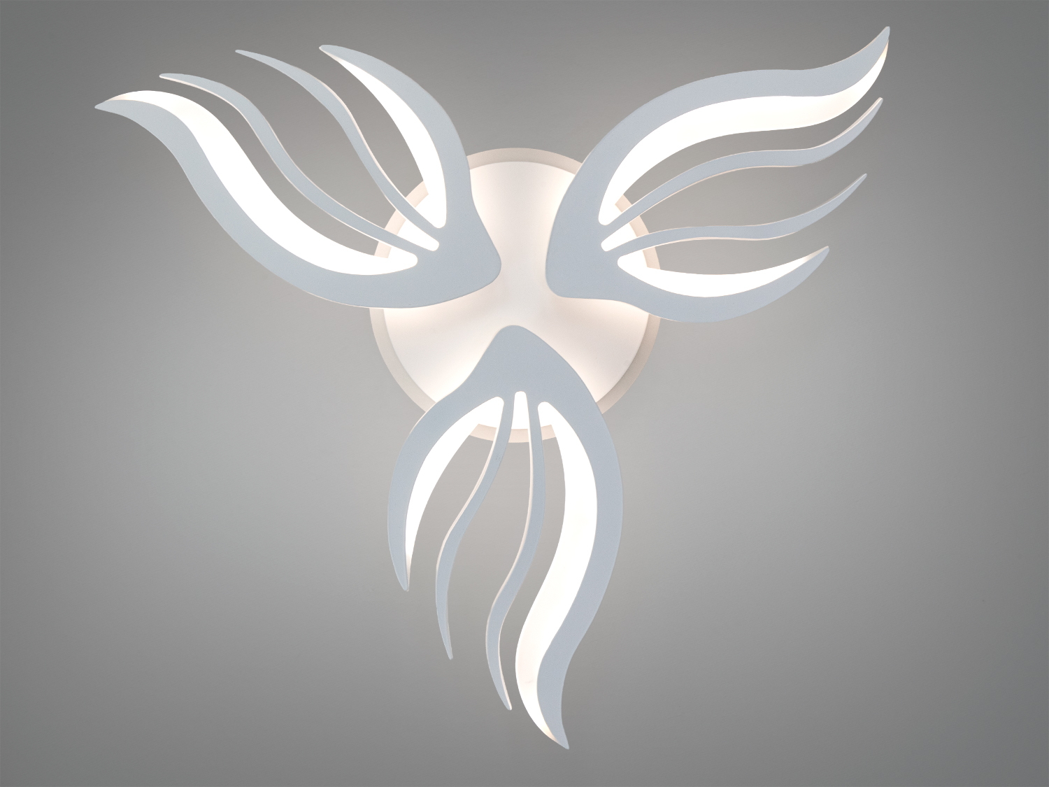 Настінний світильник з трьома хвилястими променями, що випромінюють м′яке світло. Ідеально підходить для вітальні.