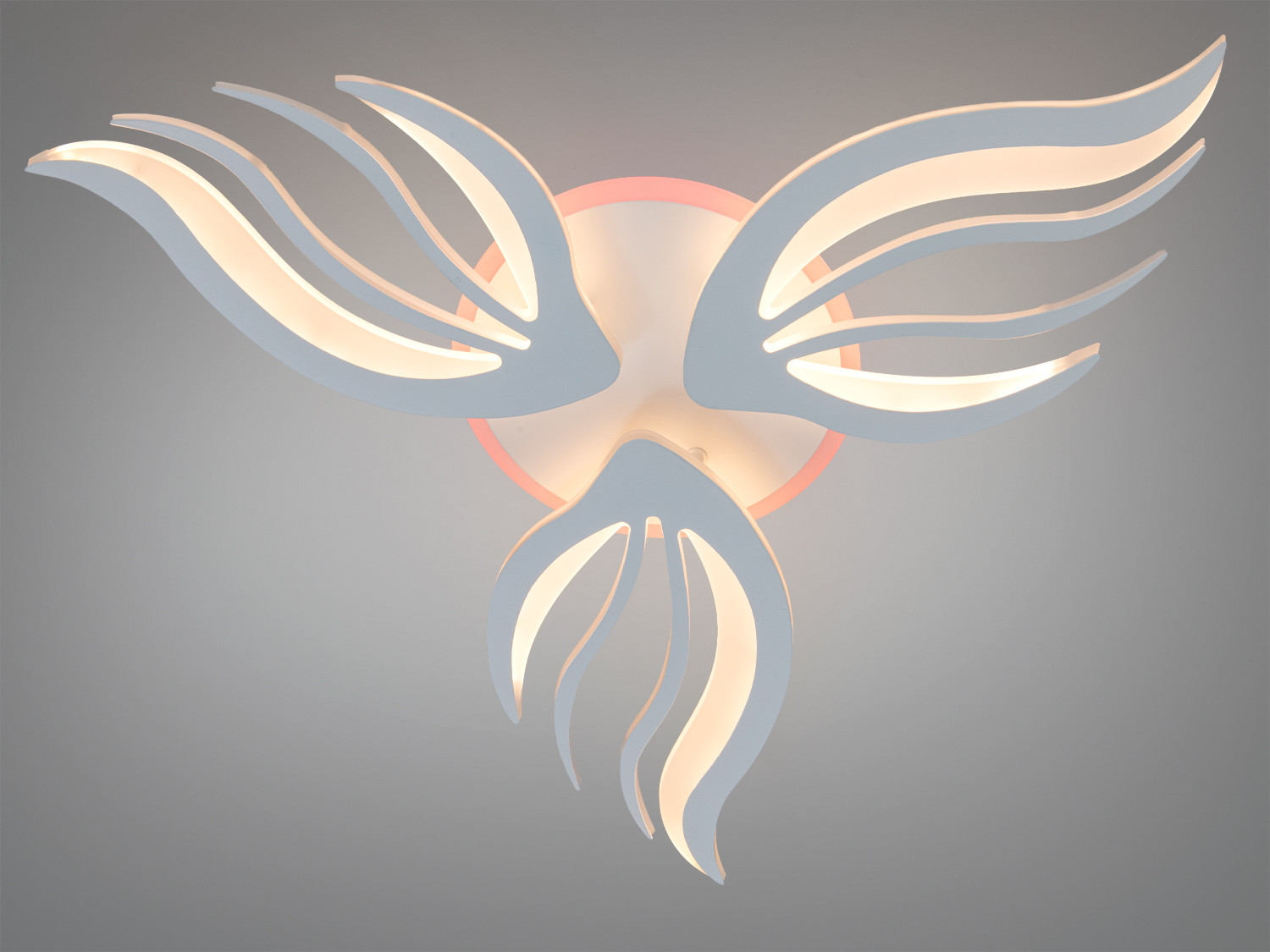 Настінний світильник з хвилястими лініями, які створюють тепле світло. Використовується для декоративного освітлення.