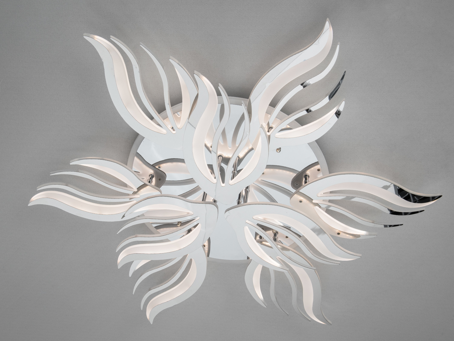 Декоративний світильник з металевими елементами у формі квітки. Підходить для просторих кімнат, забезпечує рівномірне освітлення.