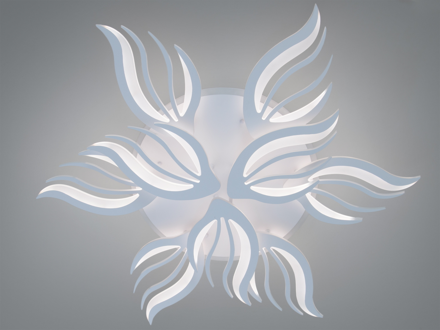 Стельовий світильник з хвилястими елементами, що створюють ефект руху. Ідеально підходить для сучасного інтер′єру.