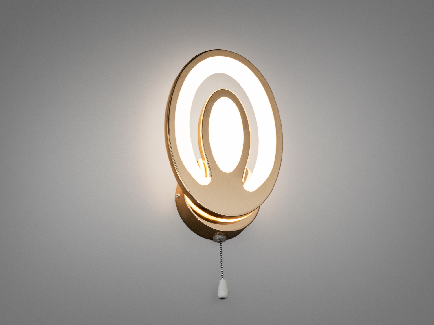 Овальний світильник на стіну з металевим корпусом і LED підсвічуванням. Підвісний вимикач додає зручності в інтер′єрі.